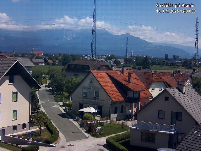 Pogled s postaje proti Krvavcu ob 12:00
