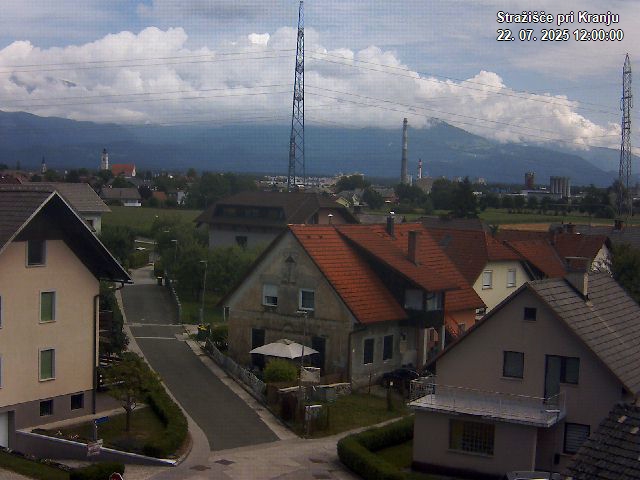 Pogled s postaje proti Krvavcu ob 12:00
