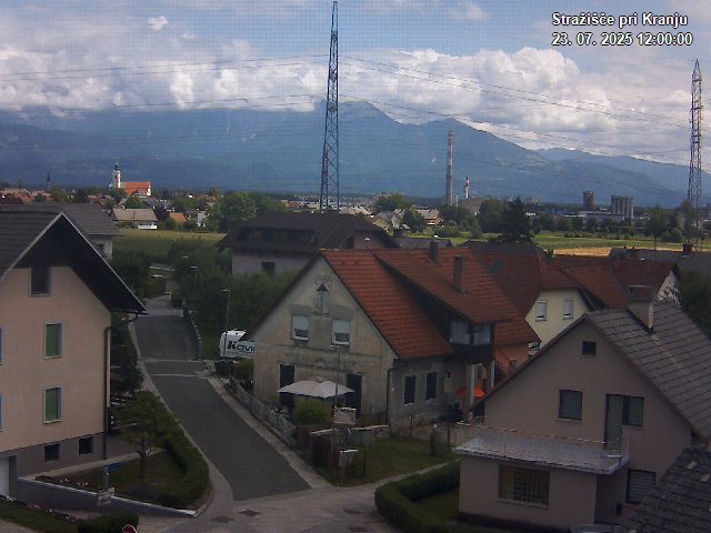 Pogled s postaje proti Krvavcu ob 12:00