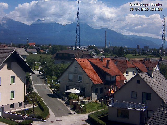 Pogled s postaje proti Krvavcu ob 12:00