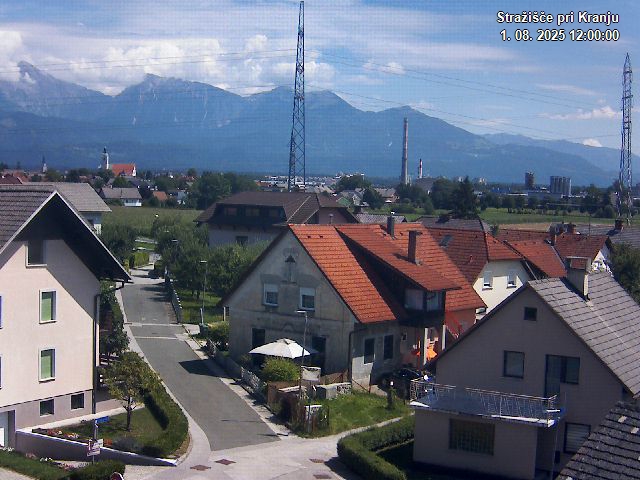 Pogled s postaje proti Krvavcu ob 12:00