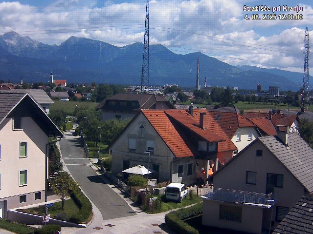 Pogled s postaje proti Krvavcu ob 12:00