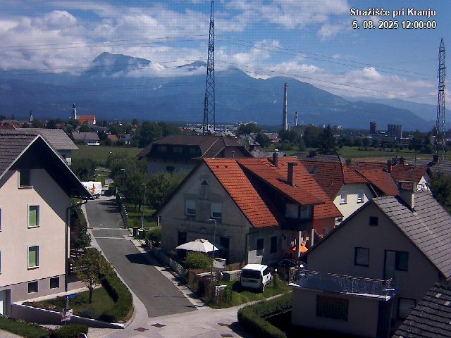 Pogled s postaje proti Krvavcu ob 12:00