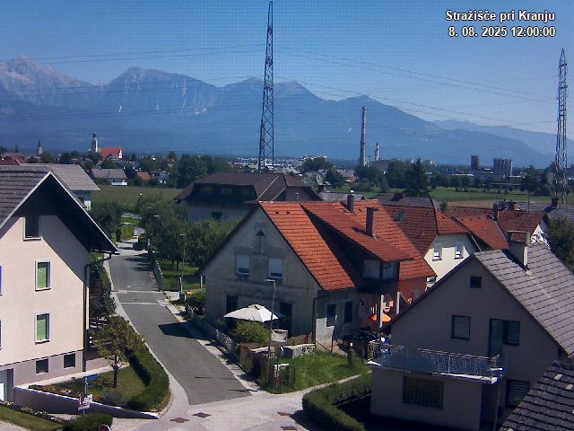 Pogled s postaje proti Krvavcu ob 12:00