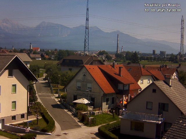Pogled s postaje proti Krvavcu ob 12:00