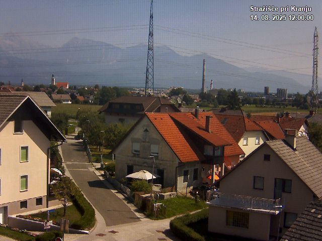 Pogled s postaje proti Krvavcu ob 12:00