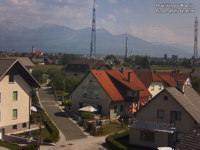Pogled s postaje proti Krvavcu ob 12:00