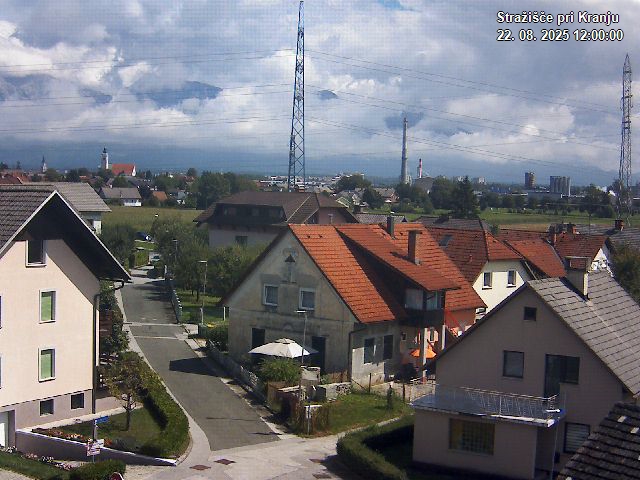 Pogled s postaje proti Krvavcu ob 12:00