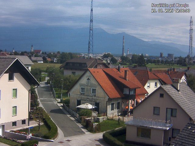 Pogled s postaje proti Krvavcu ob 12:00