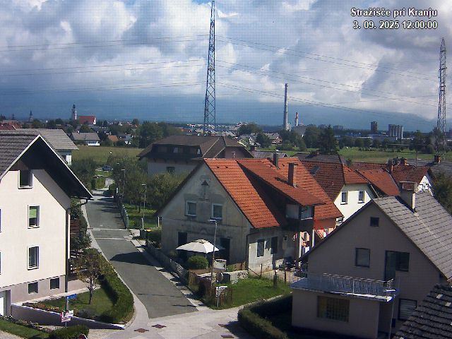 Pogled s postaje proti Krvavcu ob 12:00