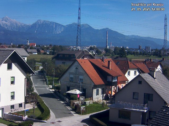 Pogled s postaje proti Krvavcu ob 12:00