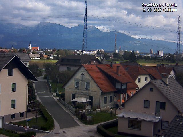 Pogled s postaje proti Krvavcu ob 12:00