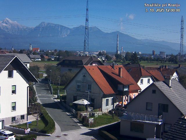 Pogled s postaje proti Krvavcu ob 12:00