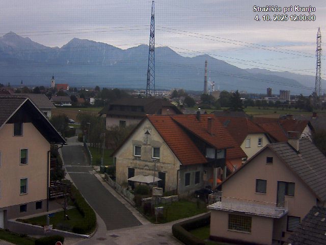 Pogled s postaje proti Krvavcu ob 12:00