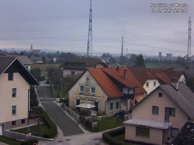 Pogled s postaje proti Krvavcu ob 12:00