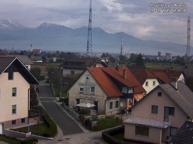 Pogled s postaje proti Krvavcu ob 12:00