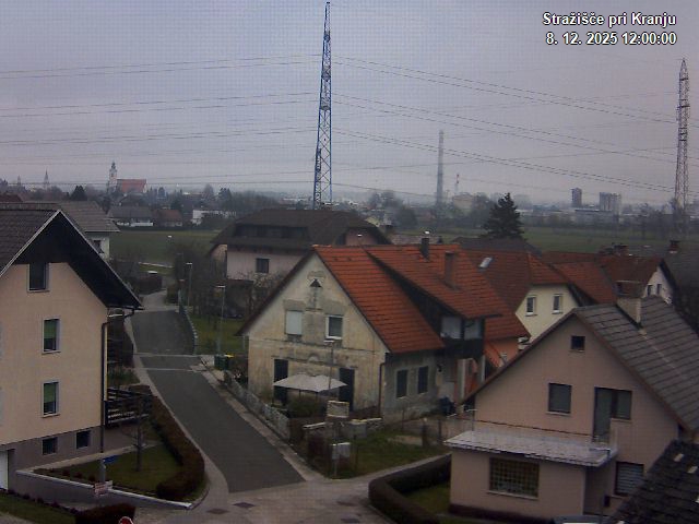 Pogled s postaje proti Krvavcu ob 12:00