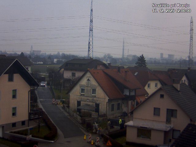 Pogled s postaje proti Krvavcu ob 12:00
