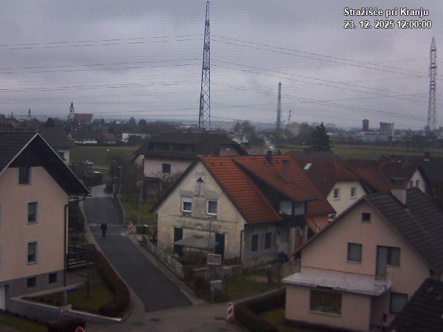 Pogled s postaje proti Krvavcu ob 12:00