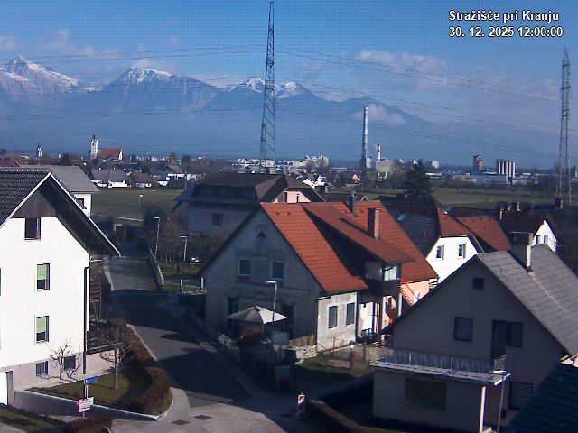 Pogled s postaje proti Krvavcu ob 12:00