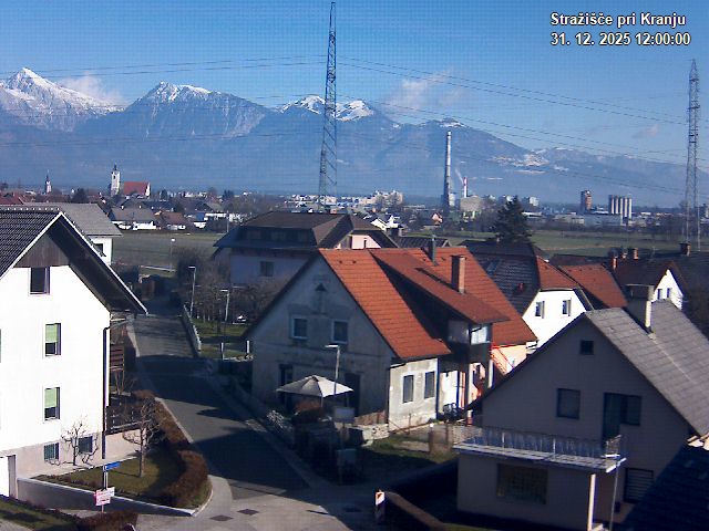 Pogled s postaje proti Krvavcu ob 12:00