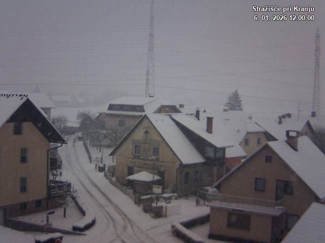 Pogled s postaje proti Krvavcu ob 12:00