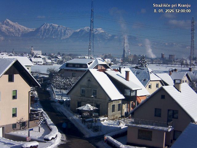 Pogled s postaje proti Krvavcu ob 12:00