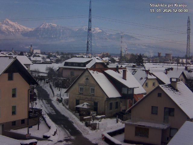 Pogled s postaje proti Krvavcu ob 12:00