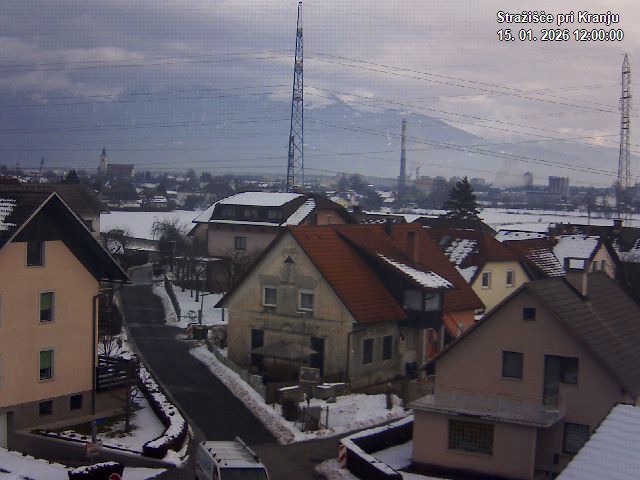 Pogled s postaje proti Krvavcu ob 12:00