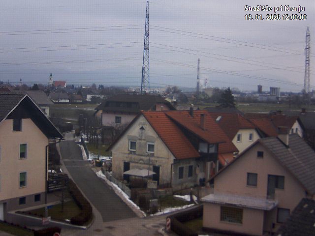 Pogled s postaje proti Krvavcu ob 12:00