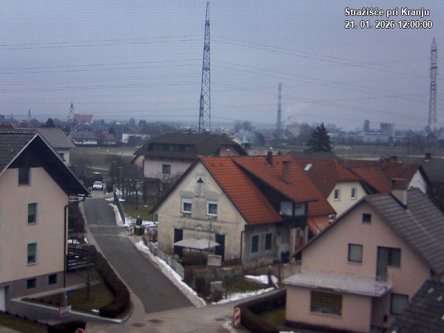 Pogled s postaje proti Krvavcu ob 12:00