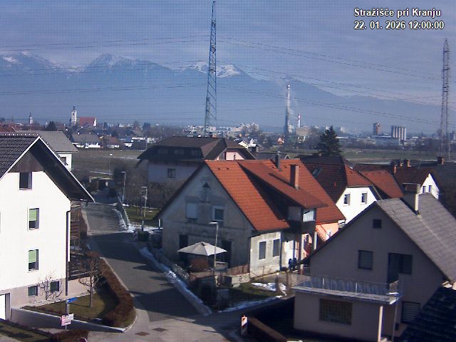 Pogled s postaje proti Krvavcu ob 12:00