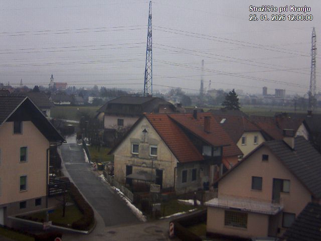 Pogled s postaje proti Krvavcu ob 12:00