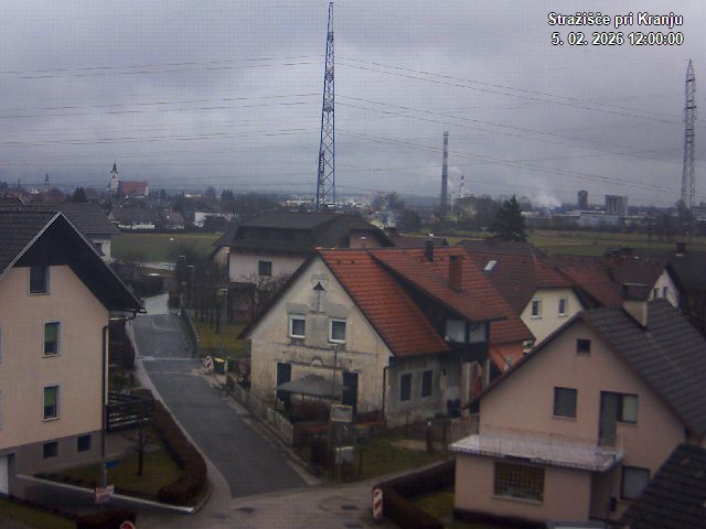 Pogled s postaje proti Krvavcu ob 12:00