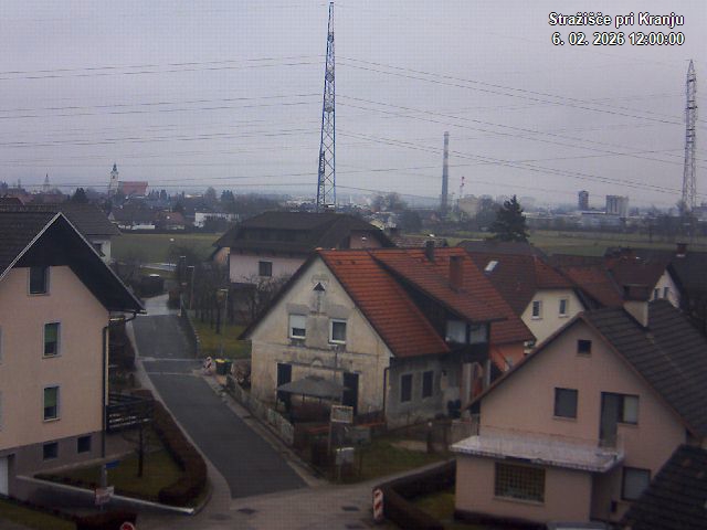 Pogled s postaje proti Krvavcu ob 12:00