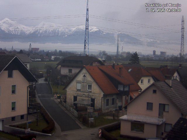 Pogled s postaje proti Krvavcu ob 12:00