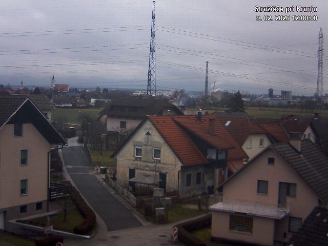 Pogled s postaje proti Krvavcu ob 12:00