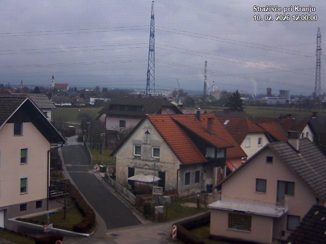 Pogled s postaje proti Krvavcu ob 12:00