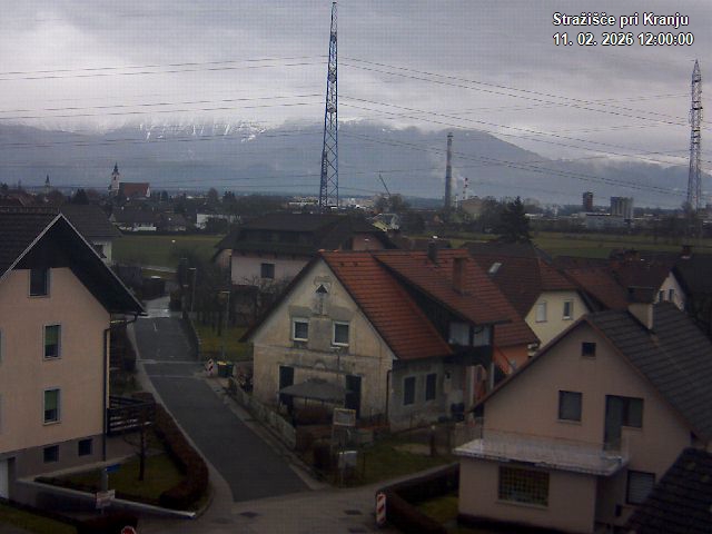 Pogled s postaje proti Krvavcu ob 12:00
