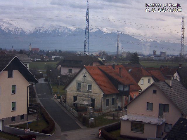 Pogled s postaje proti Krvavcu ob 12:00