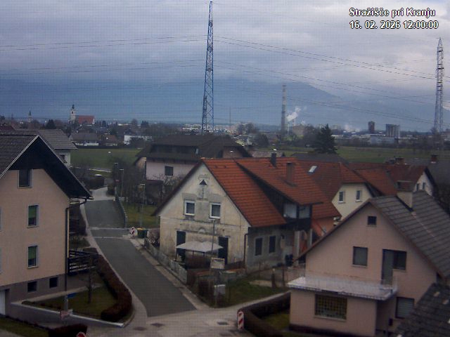 Pogled s postaje proti Krvavcu ob 12:00