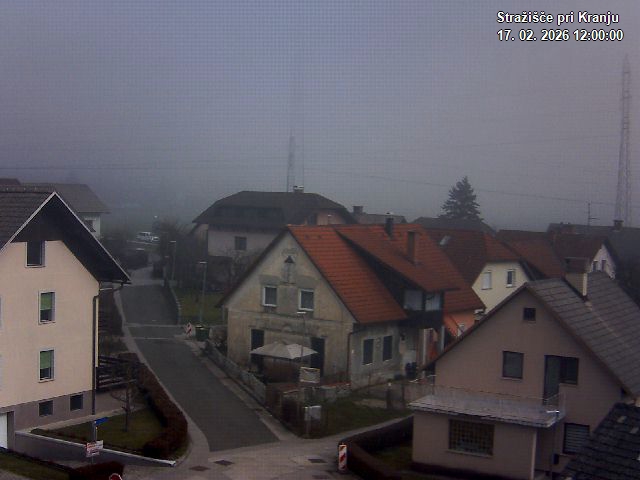 Pogled s postaje proti Krvavcu ob 12:00