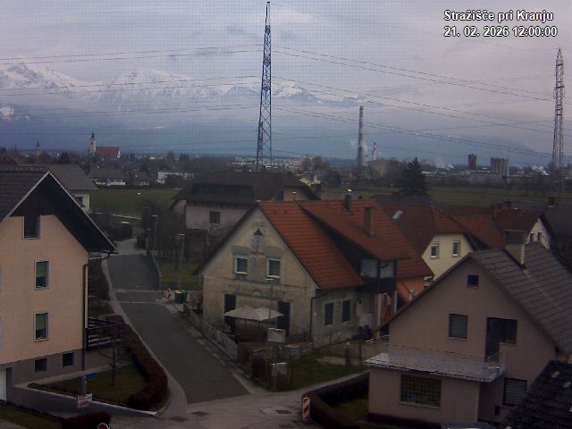 Pogled s postaje proti Krvavcu ob 12:00