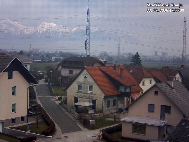 Pogled s postaje proti Krvavcu ob 12:00