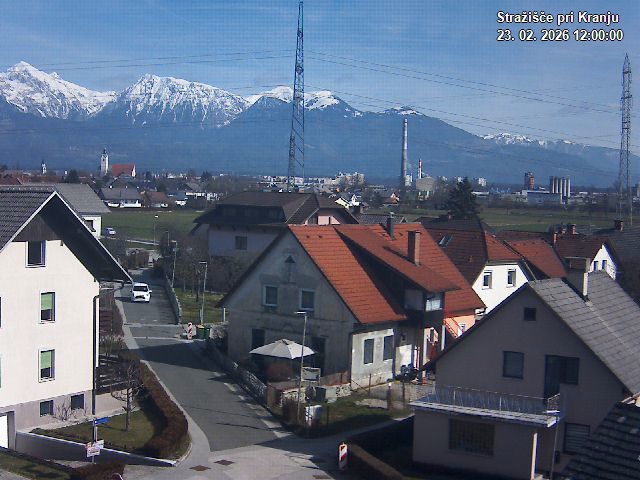 Pogled s postaje proti Krvavcu ob 12:00