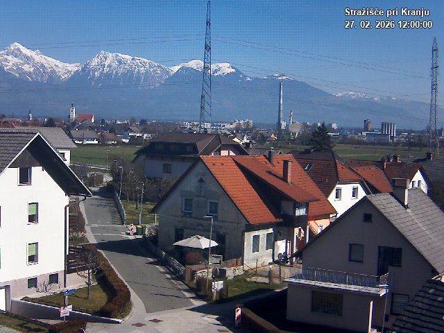 Pogled s postaje proti Krvavcu ob 12:00