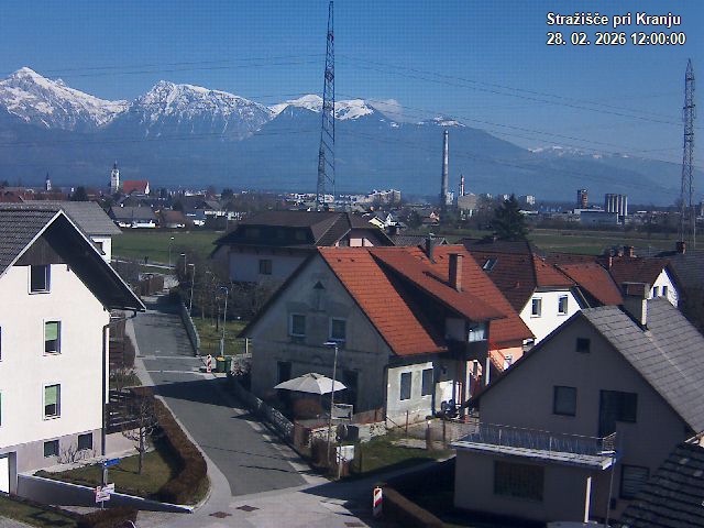 Pogled s postaje proti Krvavcu ob 12:00