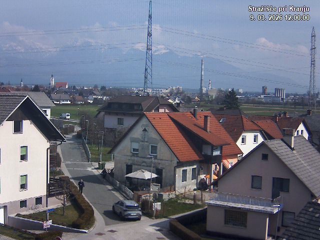 Pogled s postaje proti Krvavcu ob 12:00