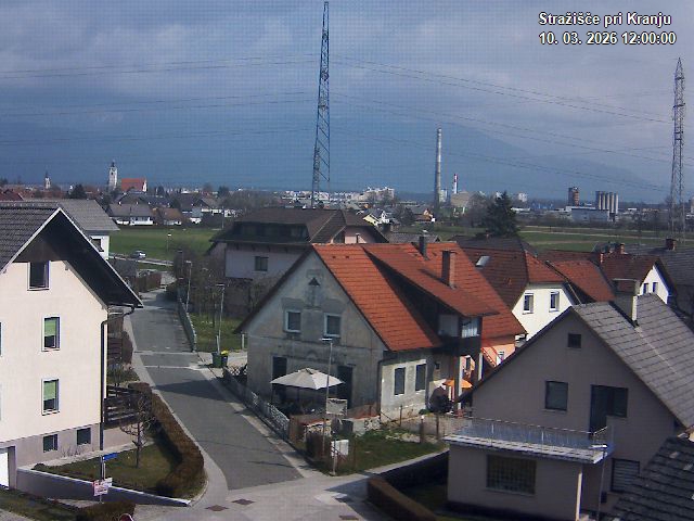 Pogled s postaje proti Krvavcu ob 12:00
