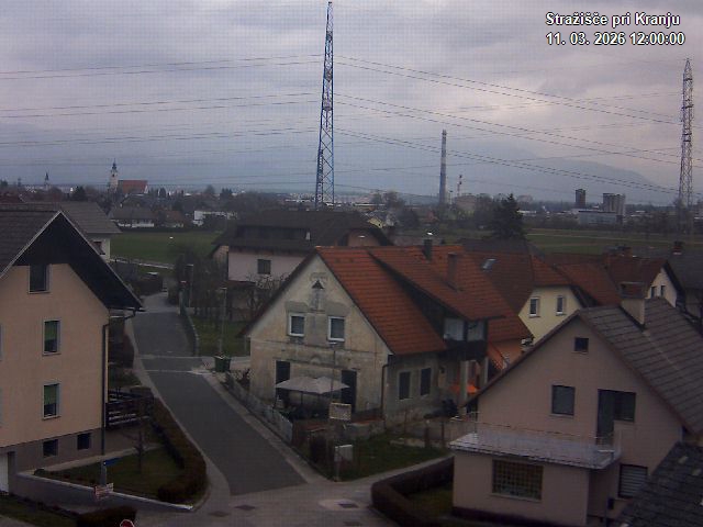 Pogled s postaje proti Krvavcu ob 12:00